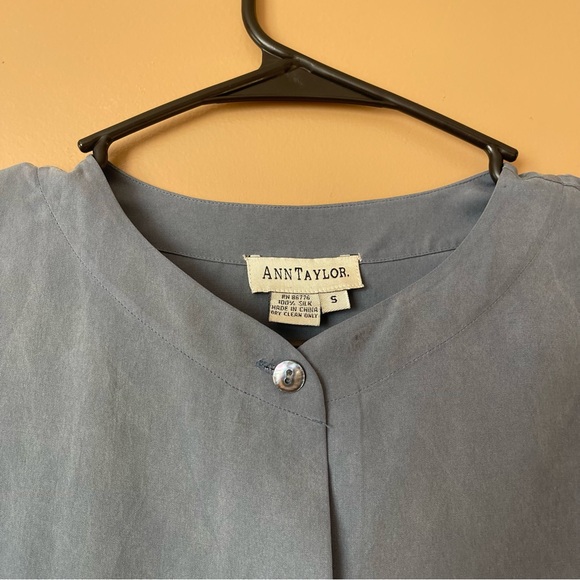 Ann Taylor Blue 100% Silk Top size small great condition - Picture 5 of 6